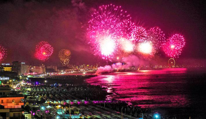 Célébrez la nuit rose sur la côte adriatique à Rimini en Italie